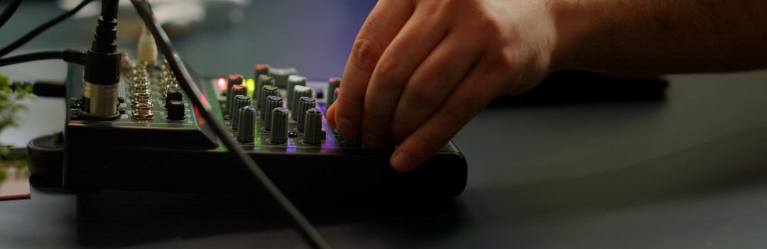 Was bedeutet SNR, Frequenz und dB? SCHALLWERK Blog