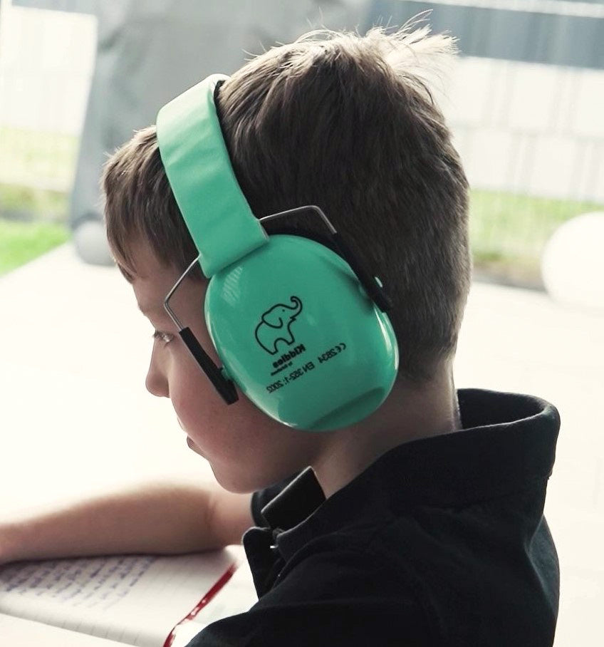 Enfant portant le casque antibruit SCHALLWERK Kiddies